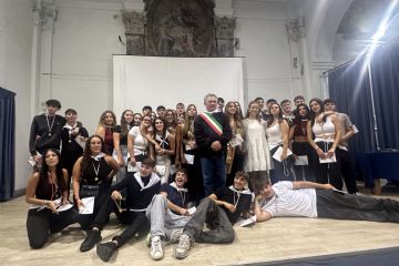 Foto di gruppo del passaggio della stecca con i Coscritti di Pavone 2007 e il Sindaco, Endro Giacomo Bevolo.