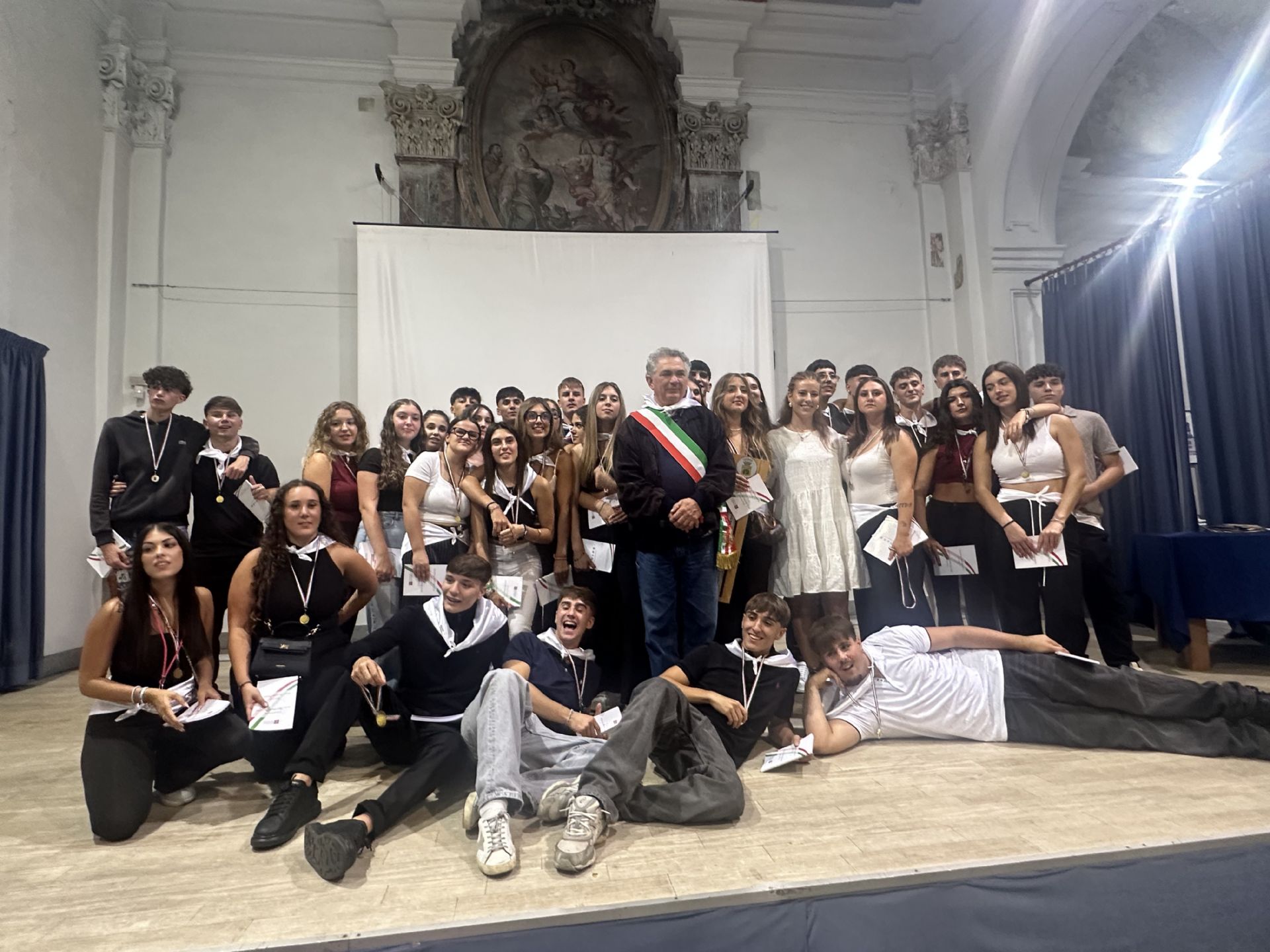 Foto di gruppo del passaggio della stecca con i Coscritti di Pavone 2007 e il Sindaco, Endro Giacomo Bevolo.